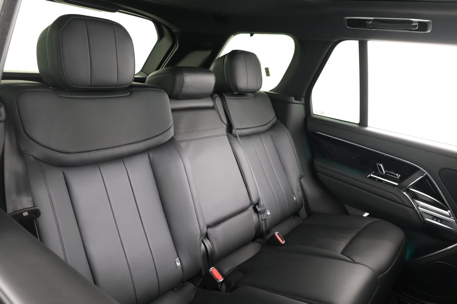 Used 2023 Silver Land Rover SE image 40
