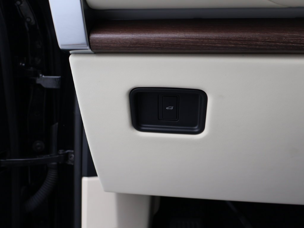 Used 2026 Santorini Black Metallic Land Rover SE image 33