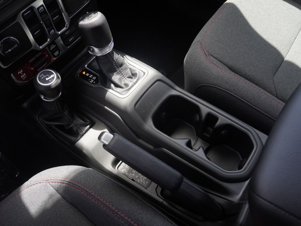 New 2026 Granite Crystal Metallic Clear-Coat Exterior Paint Jeep Rubicon image 17