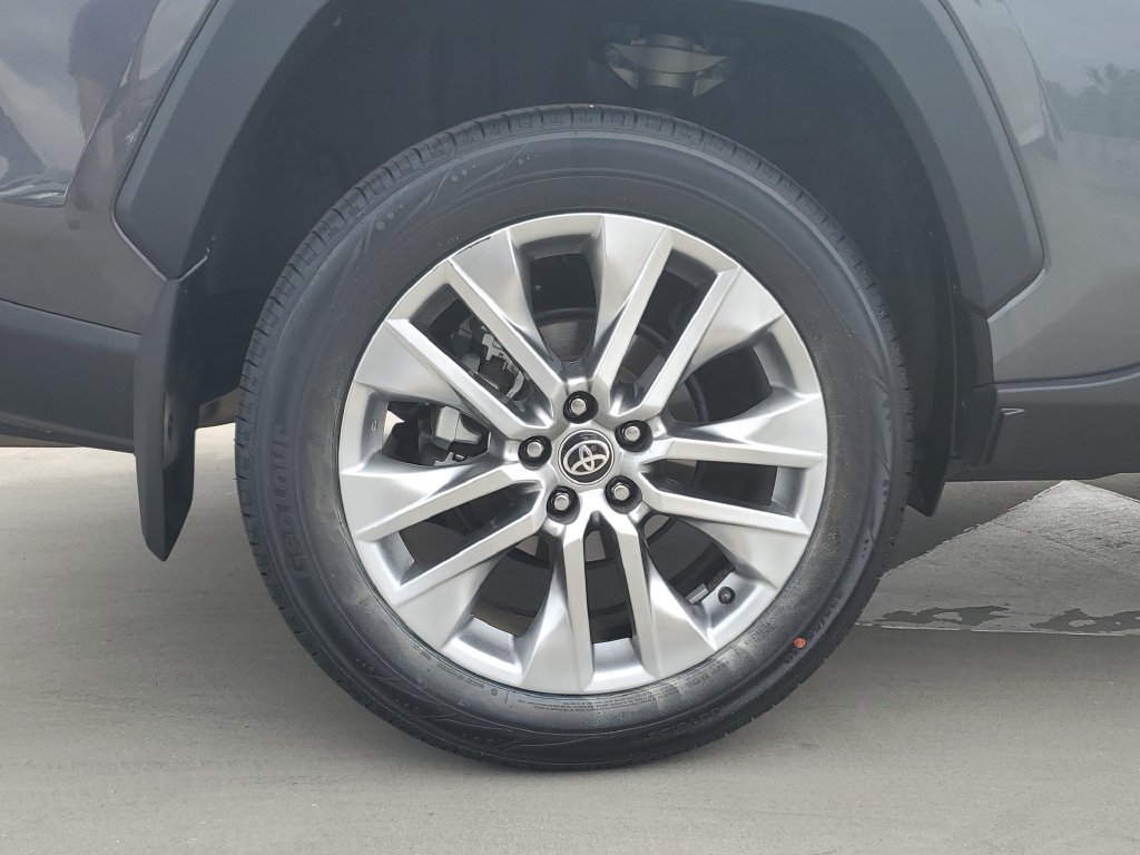 Certified Used 2024 Magnetic Gray Metallic Toyota XLE Premium image 5
