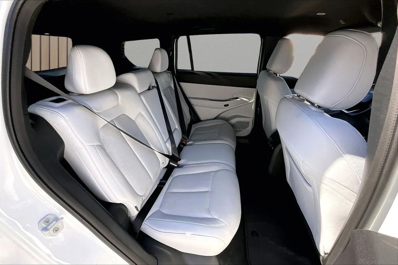 New 2026 Bright White Clear-Coat Exterior Paint Jeep Laredo image 19