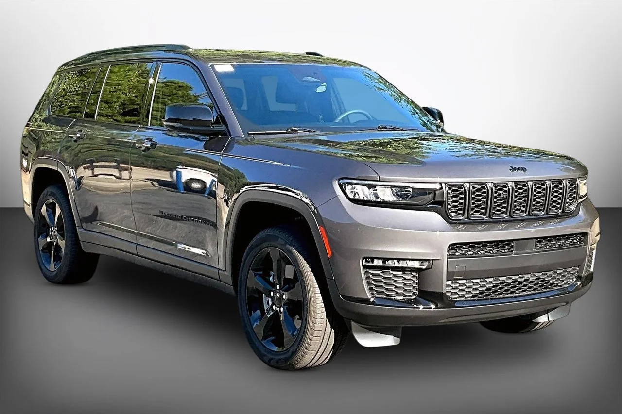 Used 2025 Gray Jeep Limited image 1