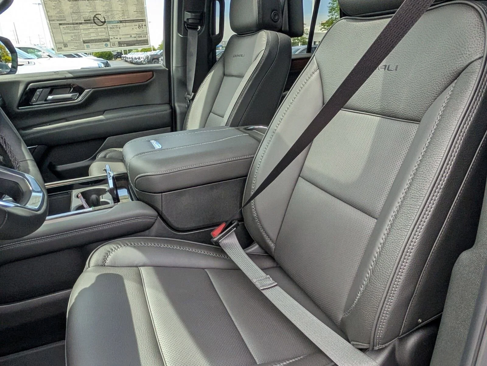 2026 GMC Yukon Denali - Photo 23