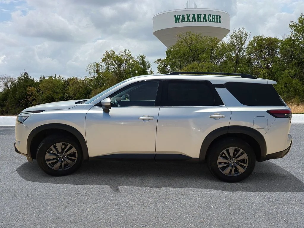 Used 2025 Silver Nissan SV image 3