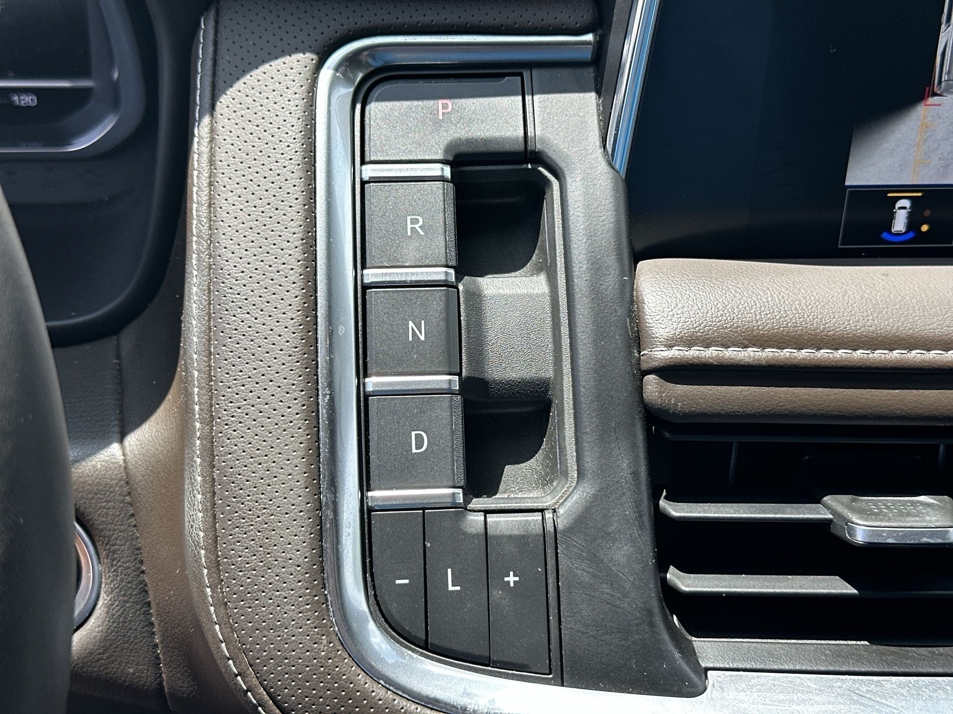 2022 GMC Yukon XL SLT - Photo 16