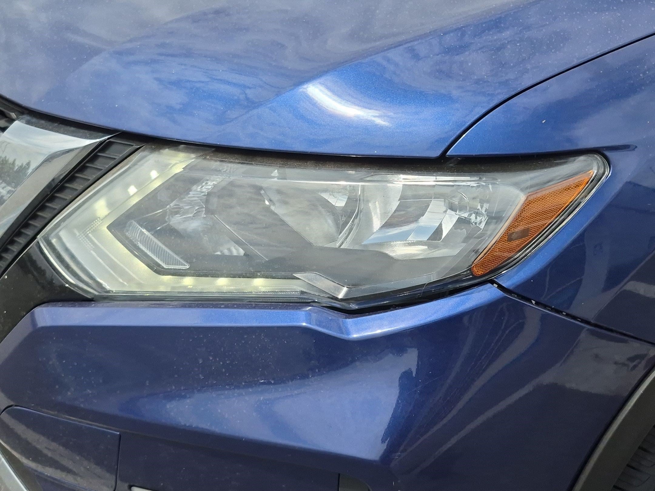 Used 2018 Caspian Blue Nissan SL image 10