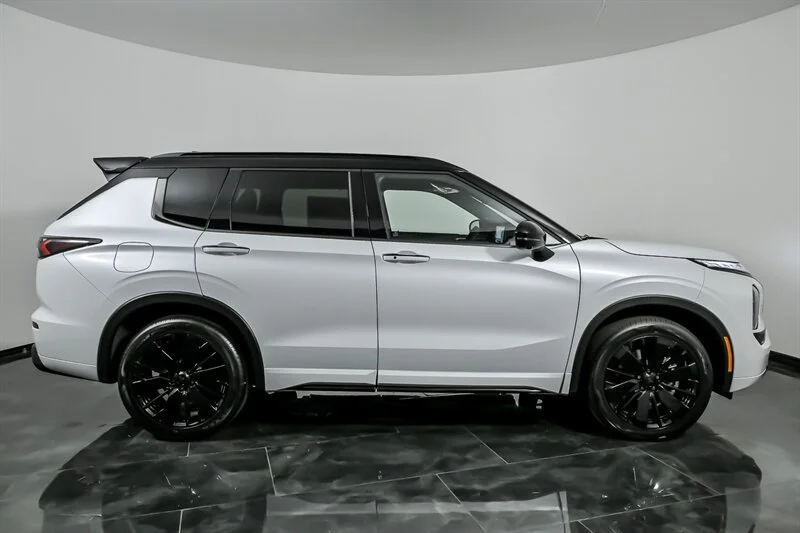 New 2026 White Diamond w/ Black Roof Mitsubishi Black Edition image 9