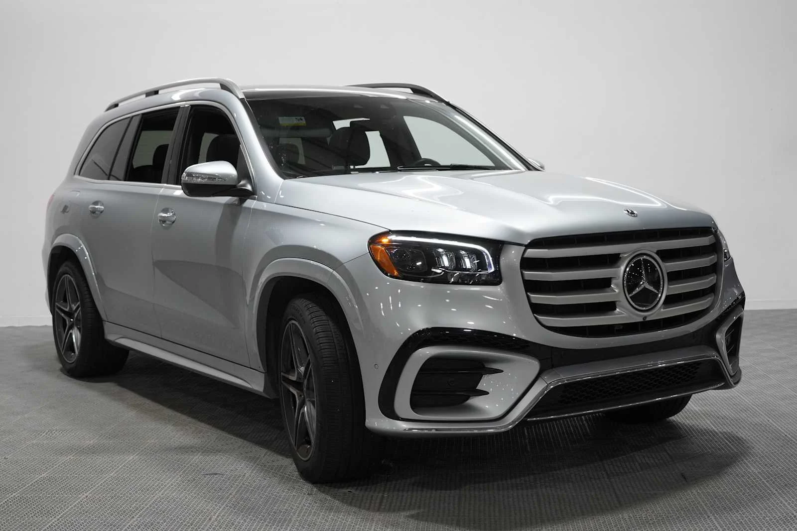 Used 2025 Cirrus Silver Metallic Mercedes-Benz GLS 450 image 3