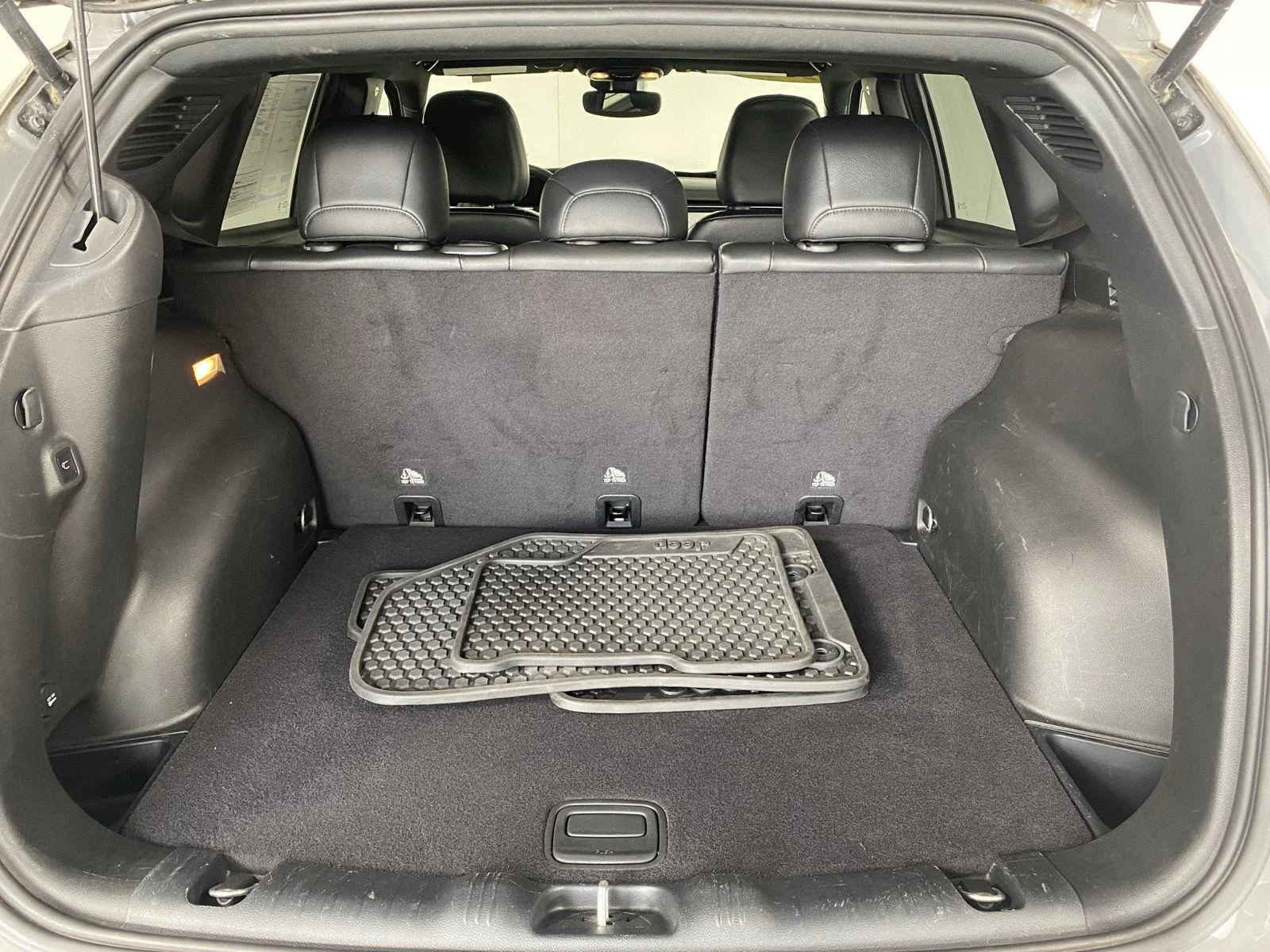 Used 2023 Sting-Gray Clearcoat Jeep Latitude image 7