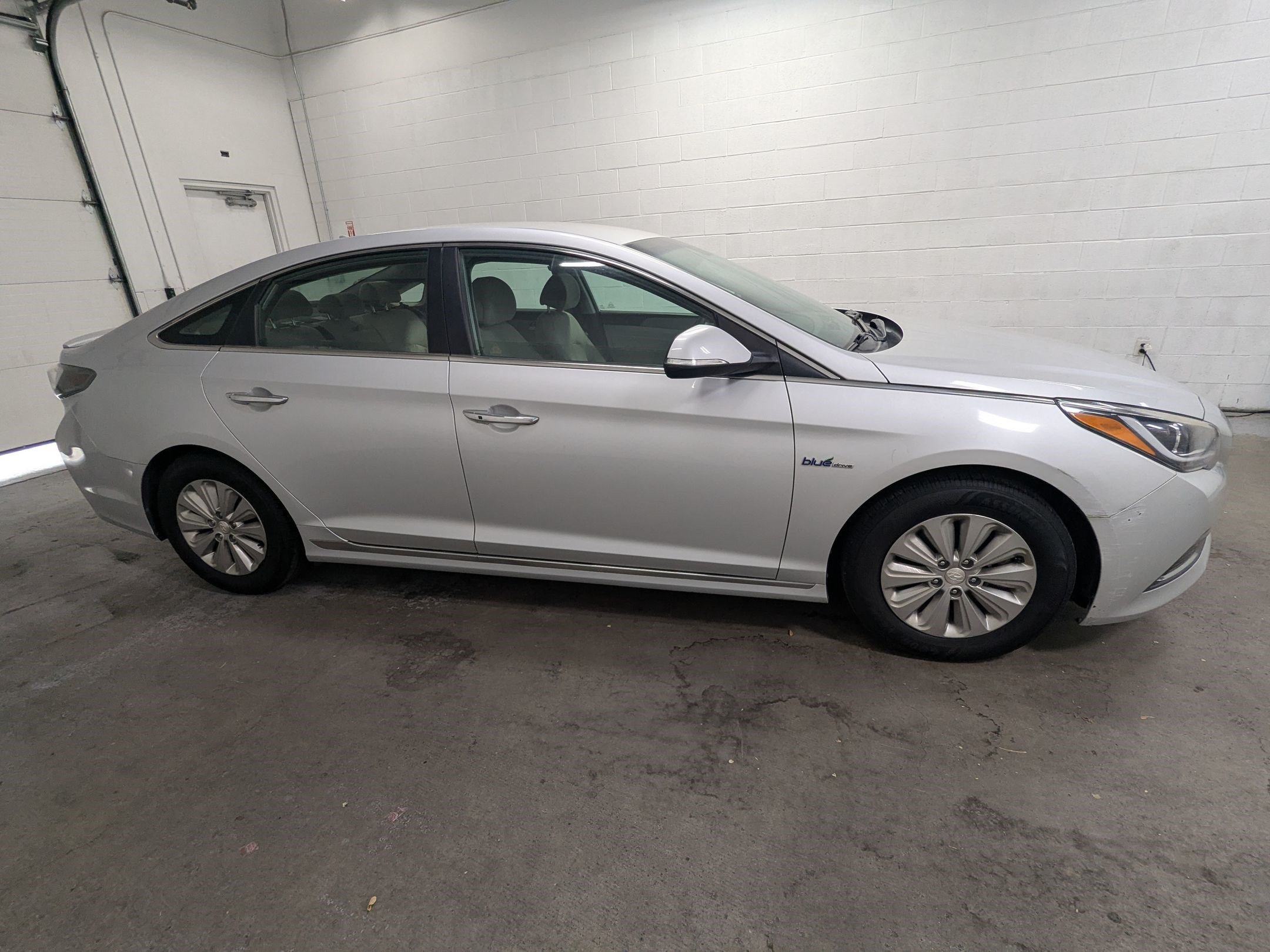 Used 2016 Starlight Silver Hyundai SE image 3