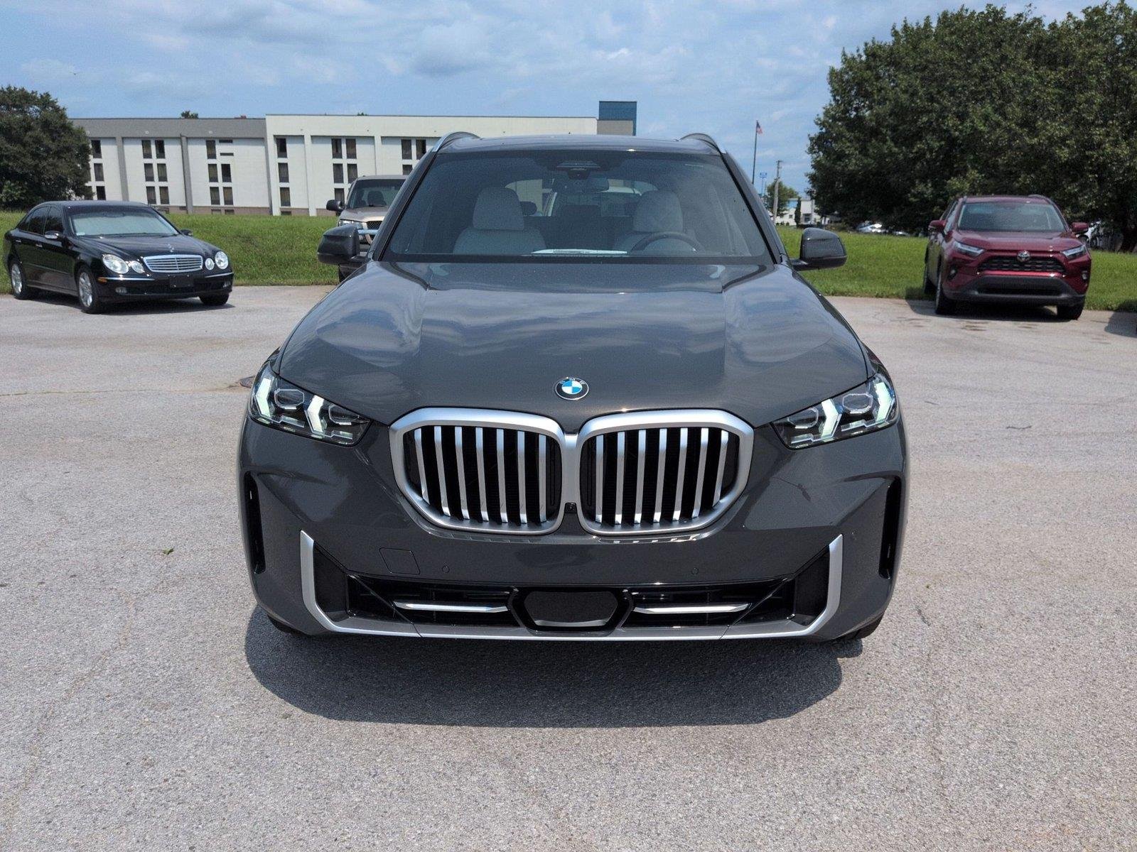 New 2026 Dravit Grey Metallic BMW xDrive40i image 8