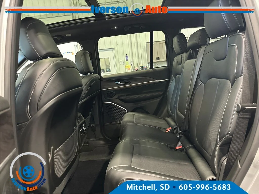 New 2026 Silver Zynith Exterior Paint Jeep Limited Reserve image 24
