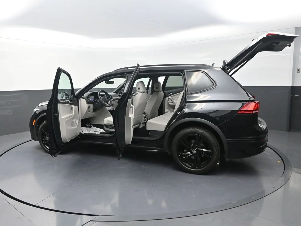 Used 2024 Black Volkswagen 2.0T SE R-Line Black image 33