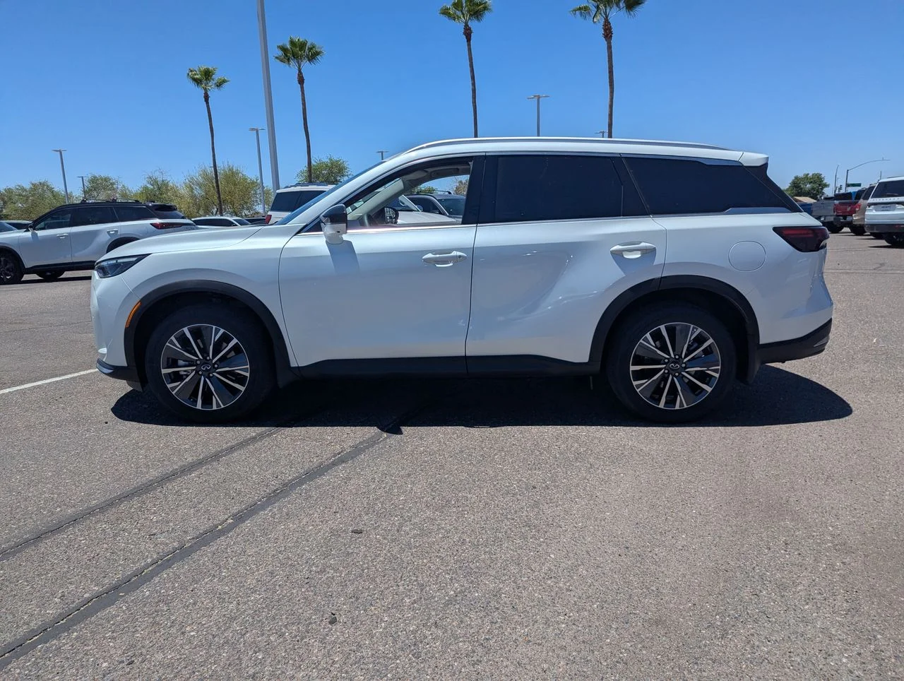 Used 2027 RADIANT WHITE INFINITI Luxe AWD image 2
