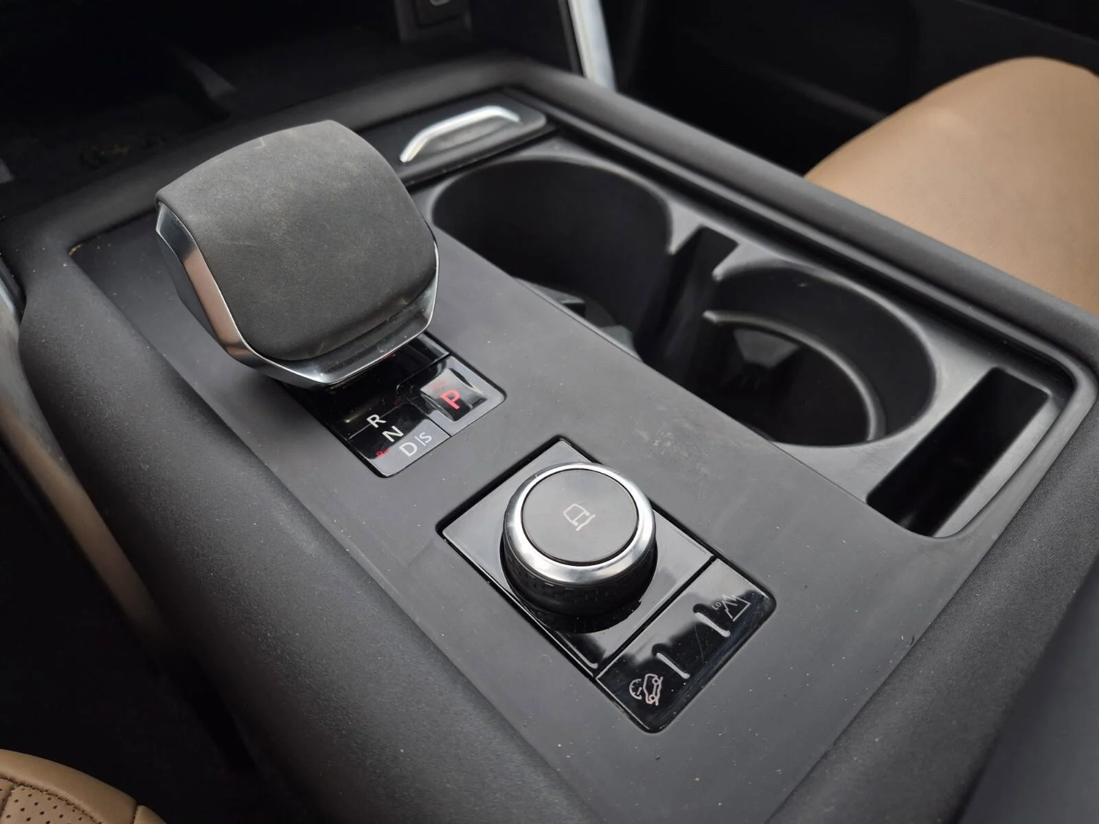 Used 2024 Fuji White Land Rover Metropolitan Edition image 30