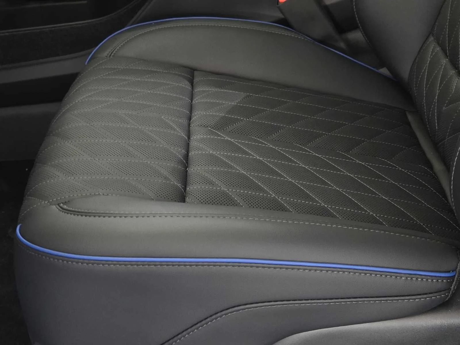2027 Cadillac OPTIQ V-Series - Photo 16