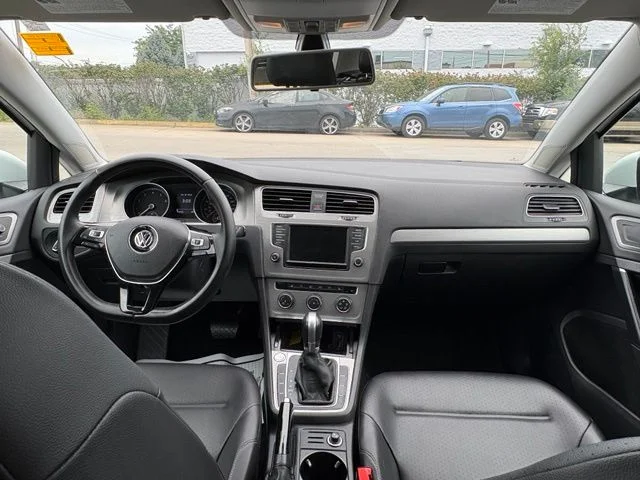 Used 2017  Volkswagen  image 16