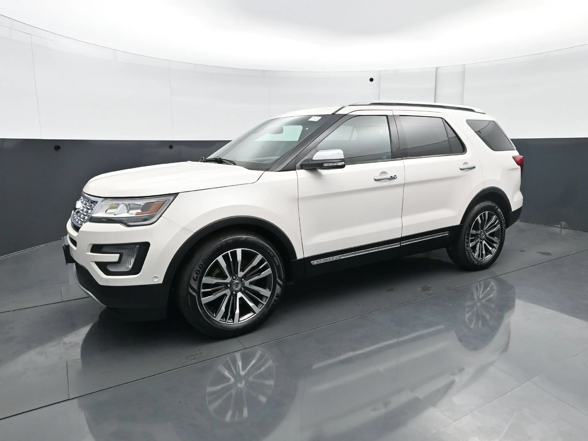 Used 2017  Ford Platinum image 2