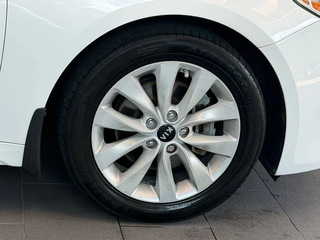 Used 2018 White Kia EX image 9