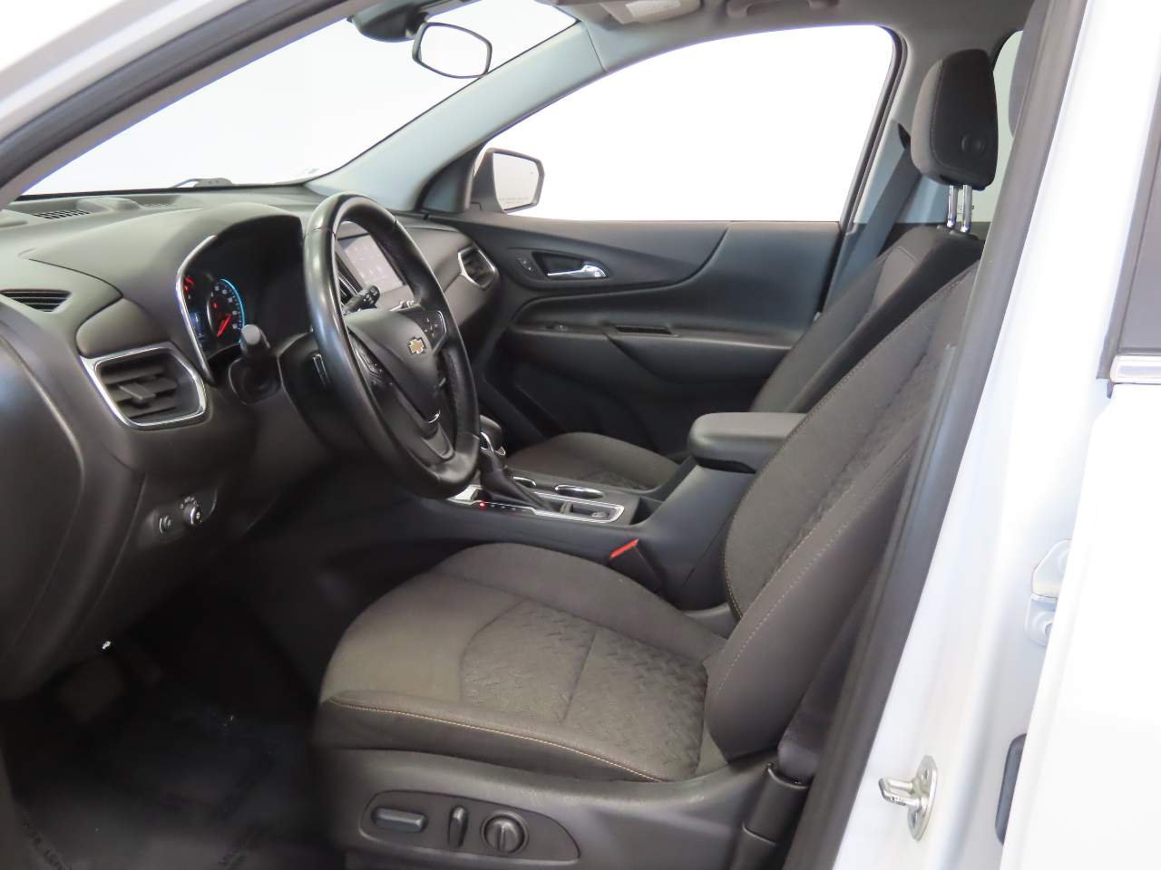 Used 2024 Summit White Chevrolet LT image 16