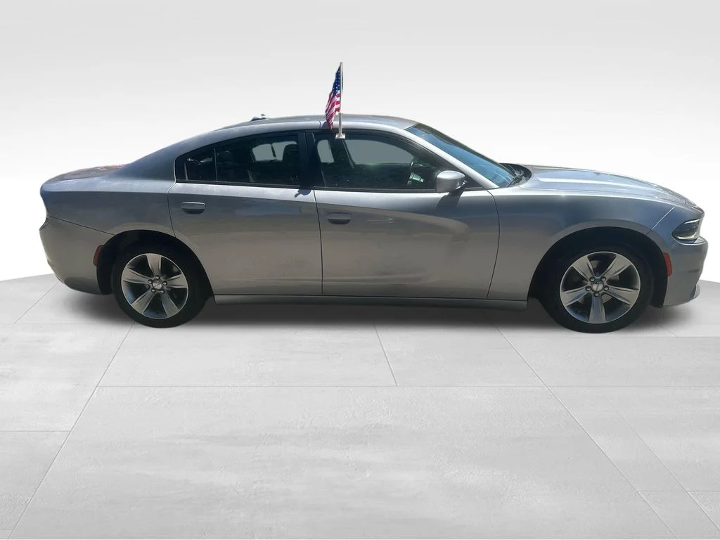 Used 2018 Silver Dodge V6 image 31