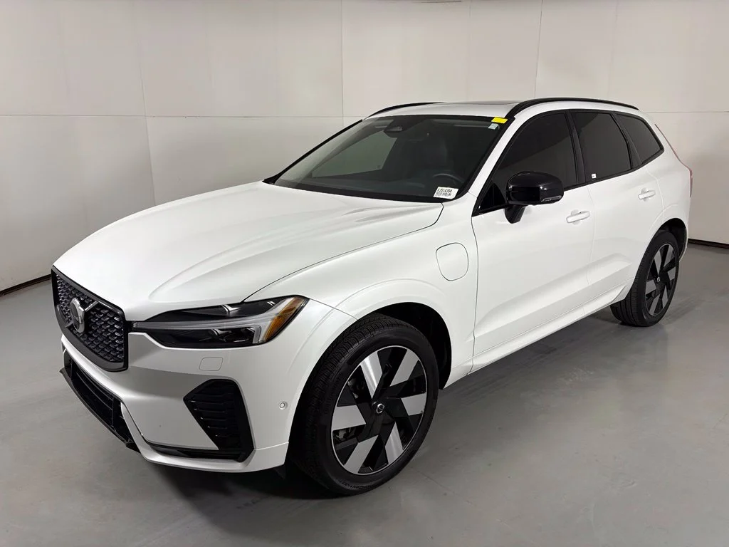 Used 2024 White Volvo T8 Plus Dark Theme image 4