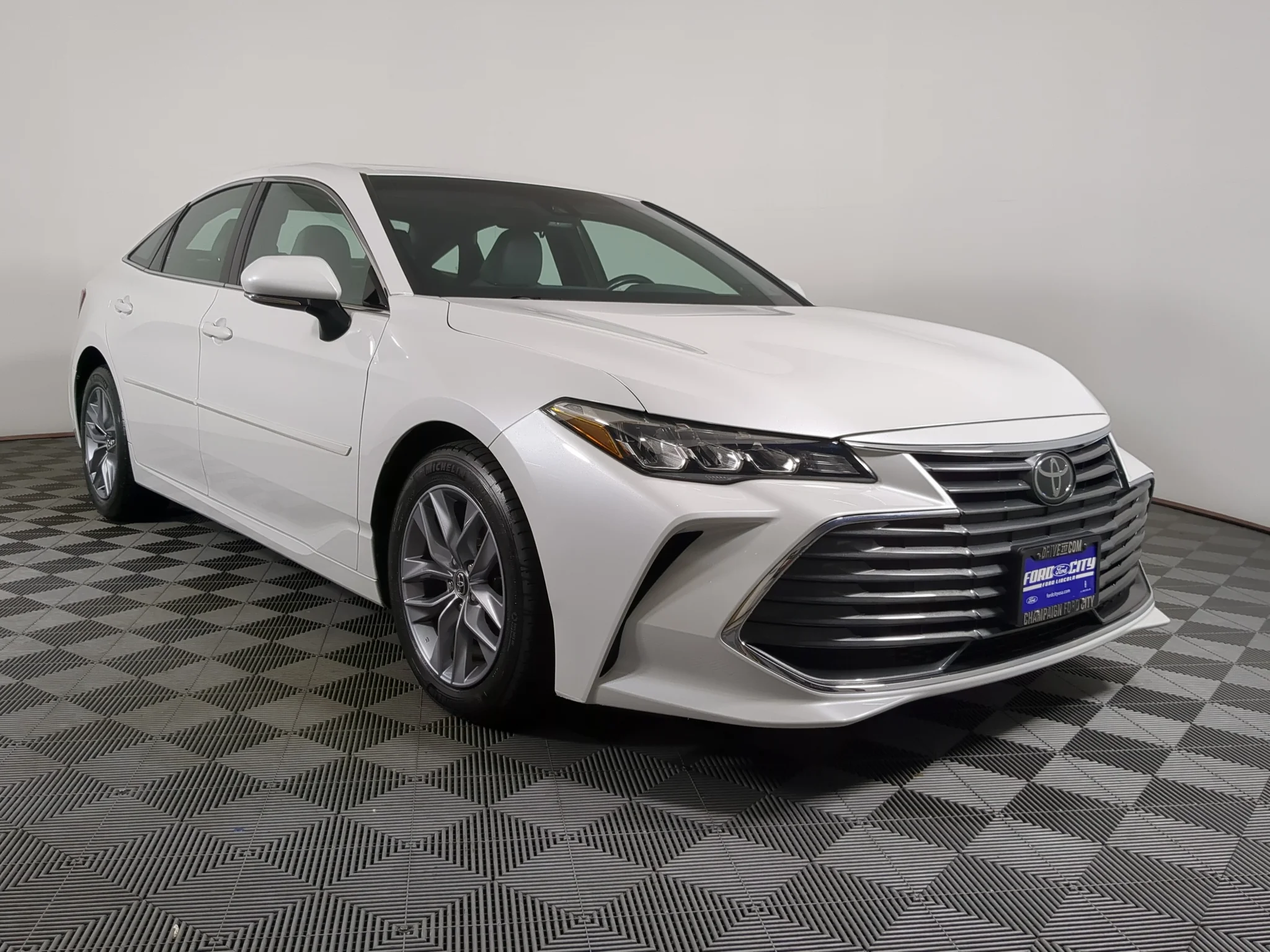 Used 2019 Wind Chill Pearl Toyota XLE image 3