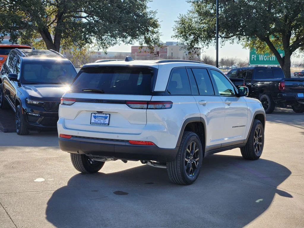 New 2026 Bright White Clear-Coat Exterior Paint Jeep Altitude image 4