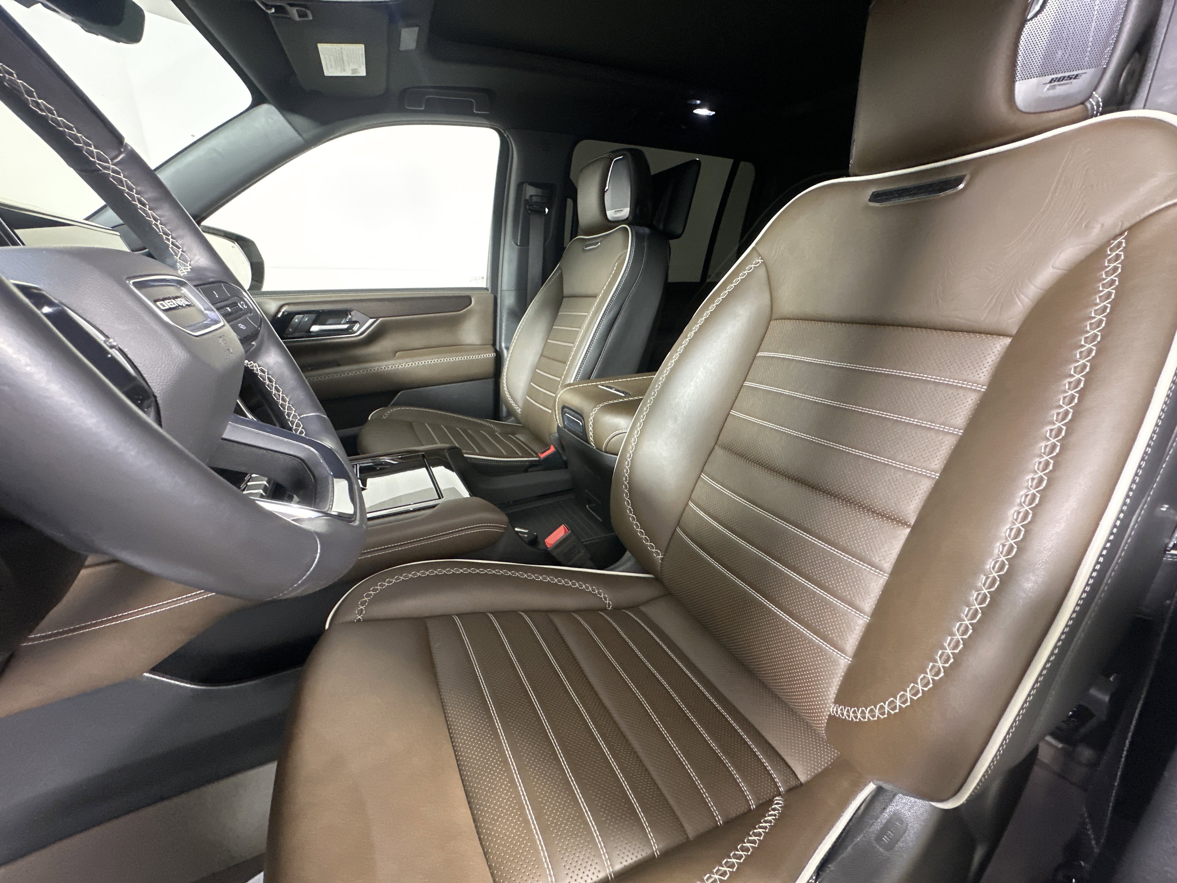 Used 2025 White Frost Tricoat GMC Denali Ultimate image 9