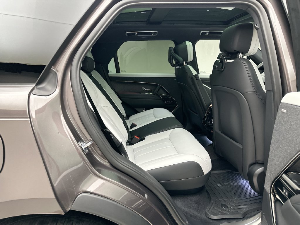 New 2027 Charente Grey Prem Met Land Rover Dynamic SE image 7