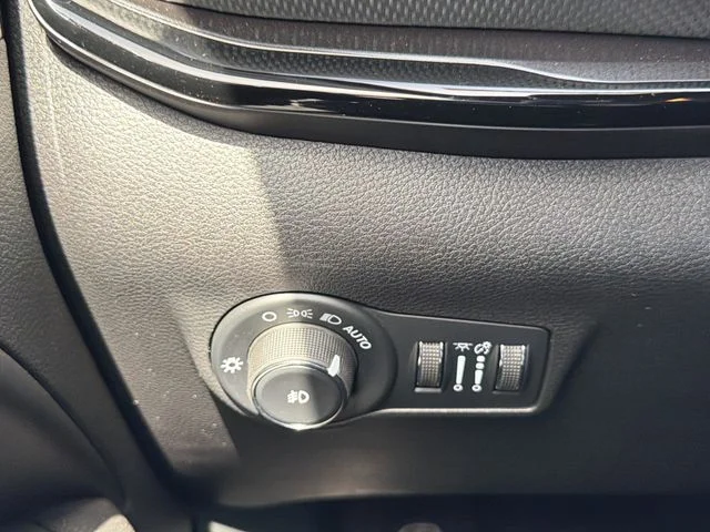 New 2026 Bright White Clearcoat Jeep Latitude image 26