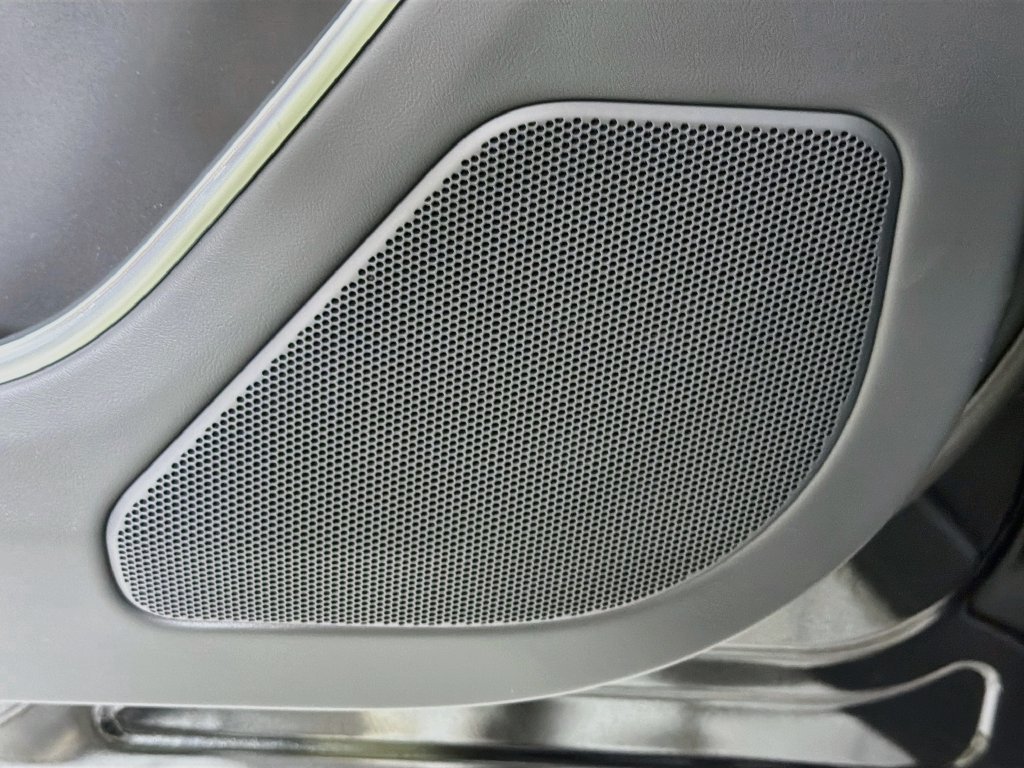 New 2027 Santorini Black Land Rover SE image 19