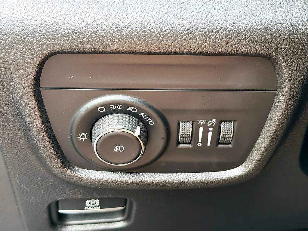 Used 2022 Gray Metallic Jeep Limited image 29
