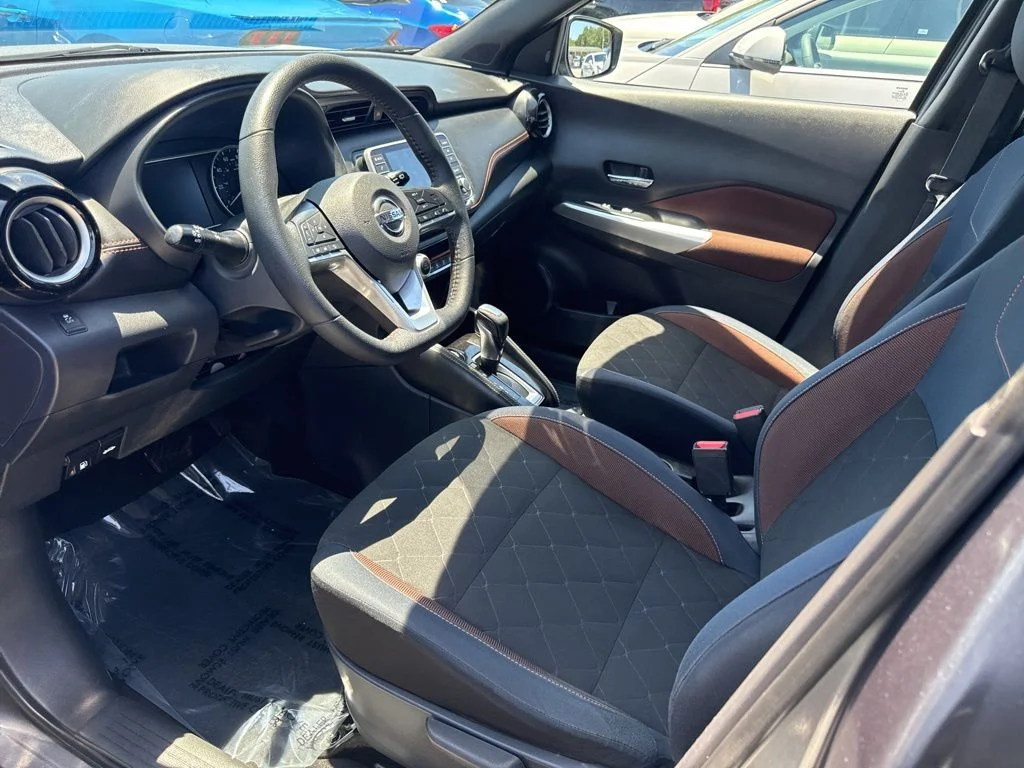 Used 2018 Gray Nissan SR image 3