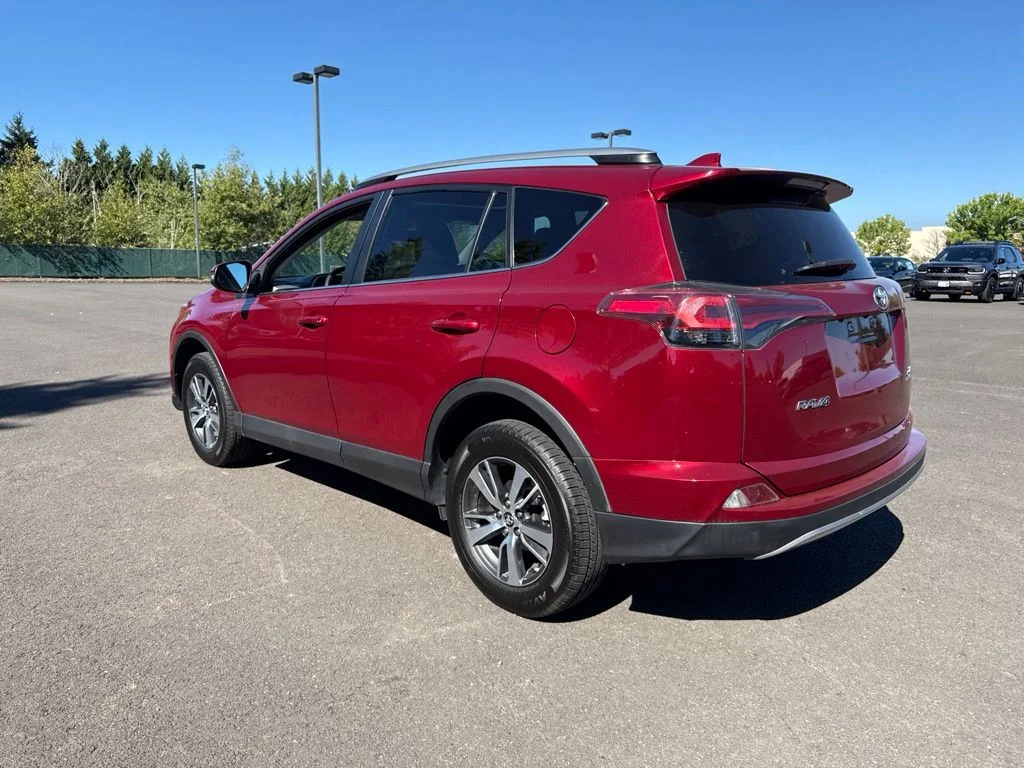 Used 2018 Ruby Flare Pearl Toyota XLE image 5