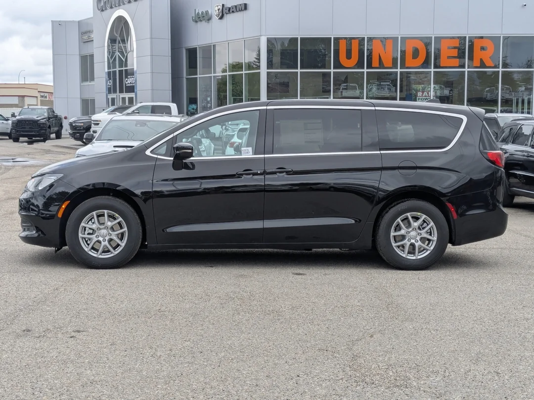New 2026 Black Chrysler SXT - - FWD - Stow n Go Seats - Power Sliding Doors - Heated Seats - Adaptive Cruise & More! image 5