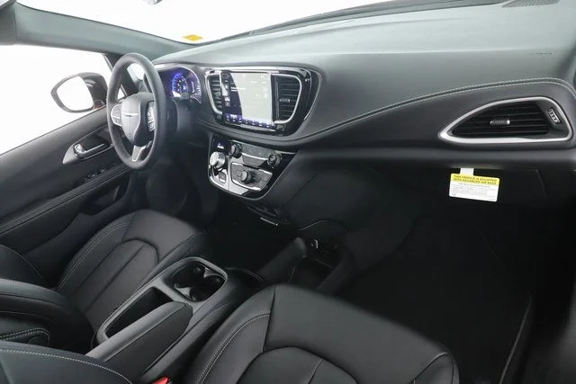 2026 Chrysler Pacifica Select - Photo 32