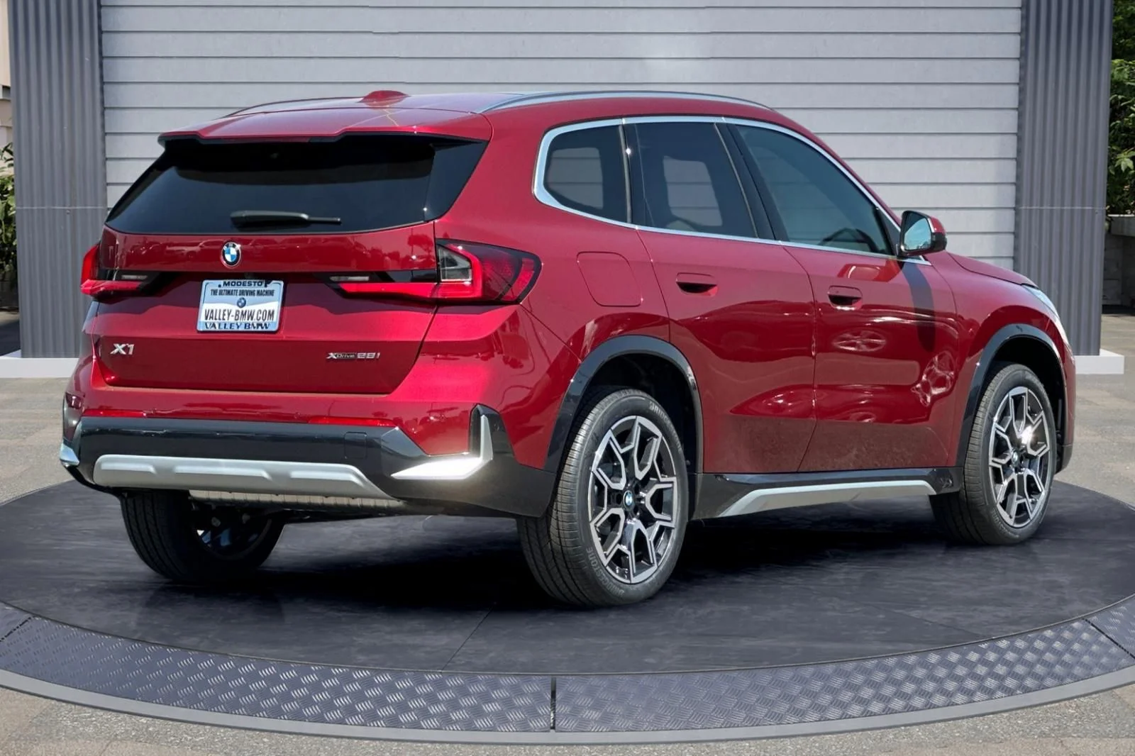 New 2026 Vegas Red Metallic BMW xDrive28i image 4