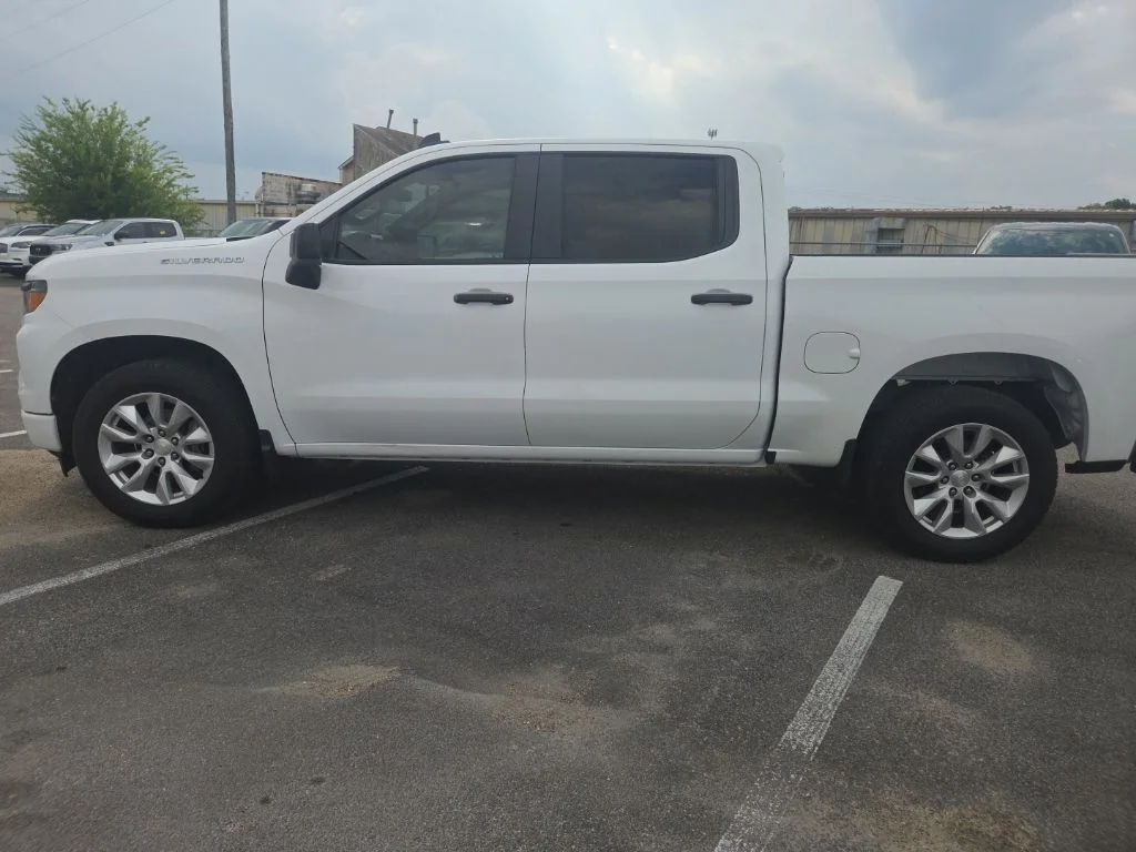 Used 2022 White Chevrolet Custom image 5