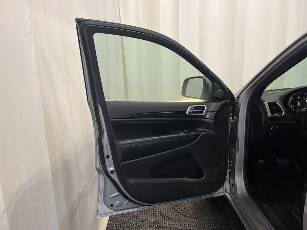 Used 2019 Silver Jeep Altitude image 17