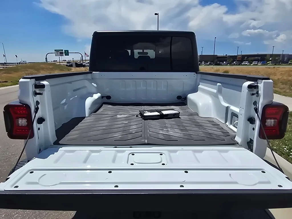 Used 2020 Bright White Clearcoat Jeep Rubicon image 11
