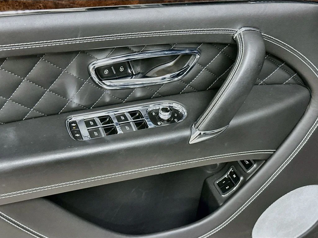 Used 2018  Bentley W12 image 19