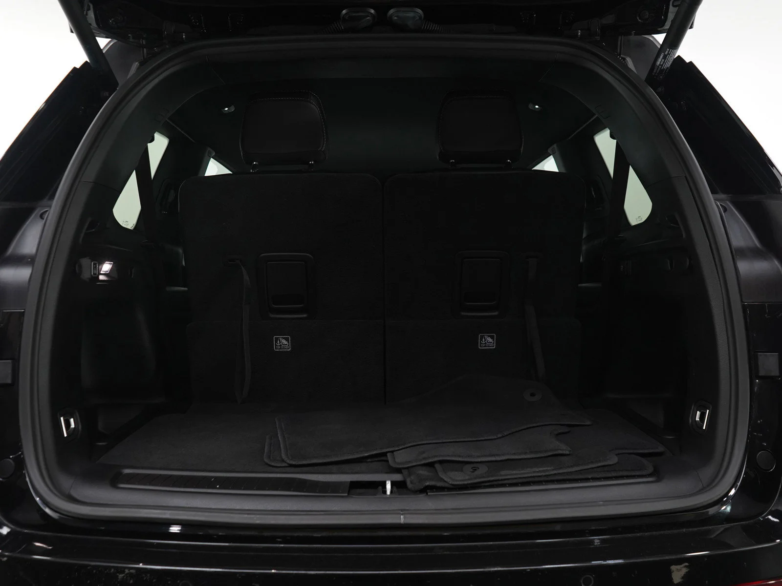 Used 2025 Diamond Black Crystal Pearlcoat Jeep Altitude image 16