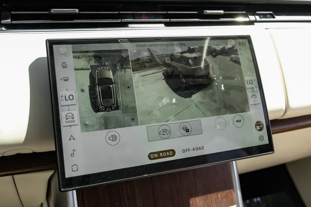 Used 2025 White Land Rover SE image 25