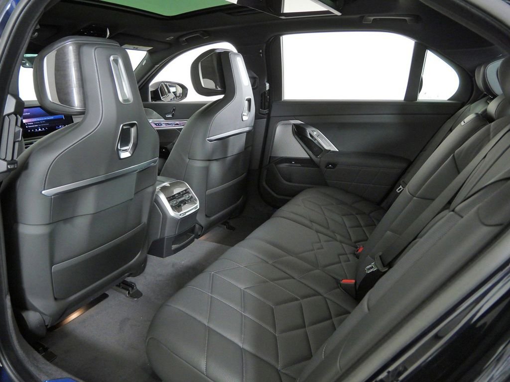 New 2026 Carbon Black Metallic BMW xDrive60 image 31