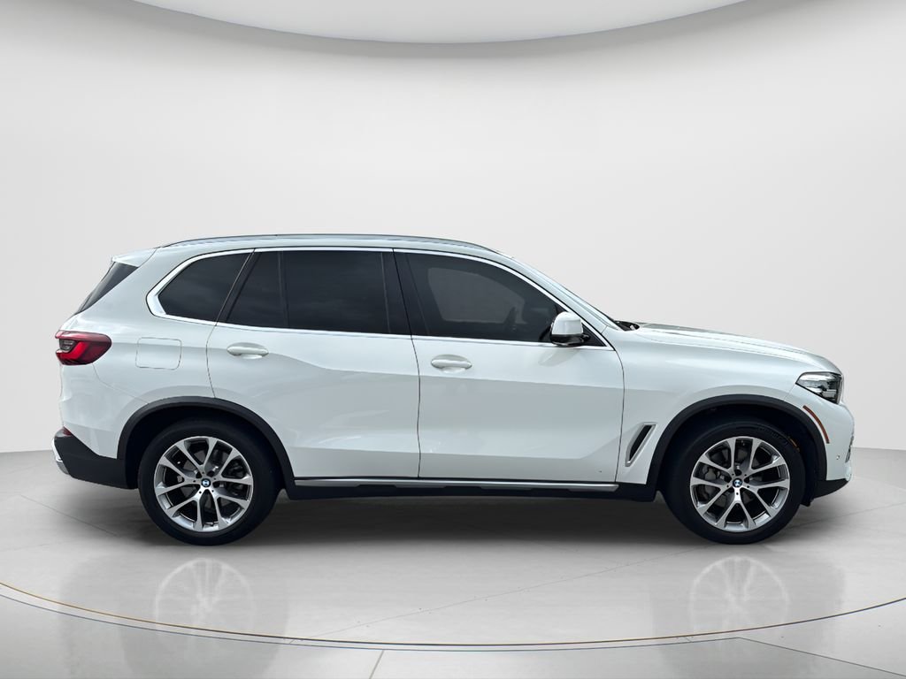 Certified Used 2023 Alpine White BMW sDrive40i image 2
