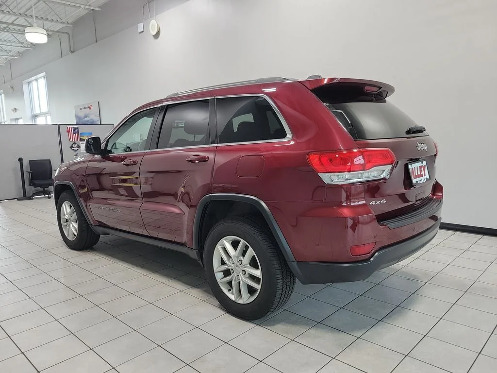 Used 2017 Red Jeep Laredo image 10