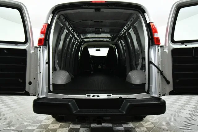 New 2025 Summit White Chevrolet WT image 26