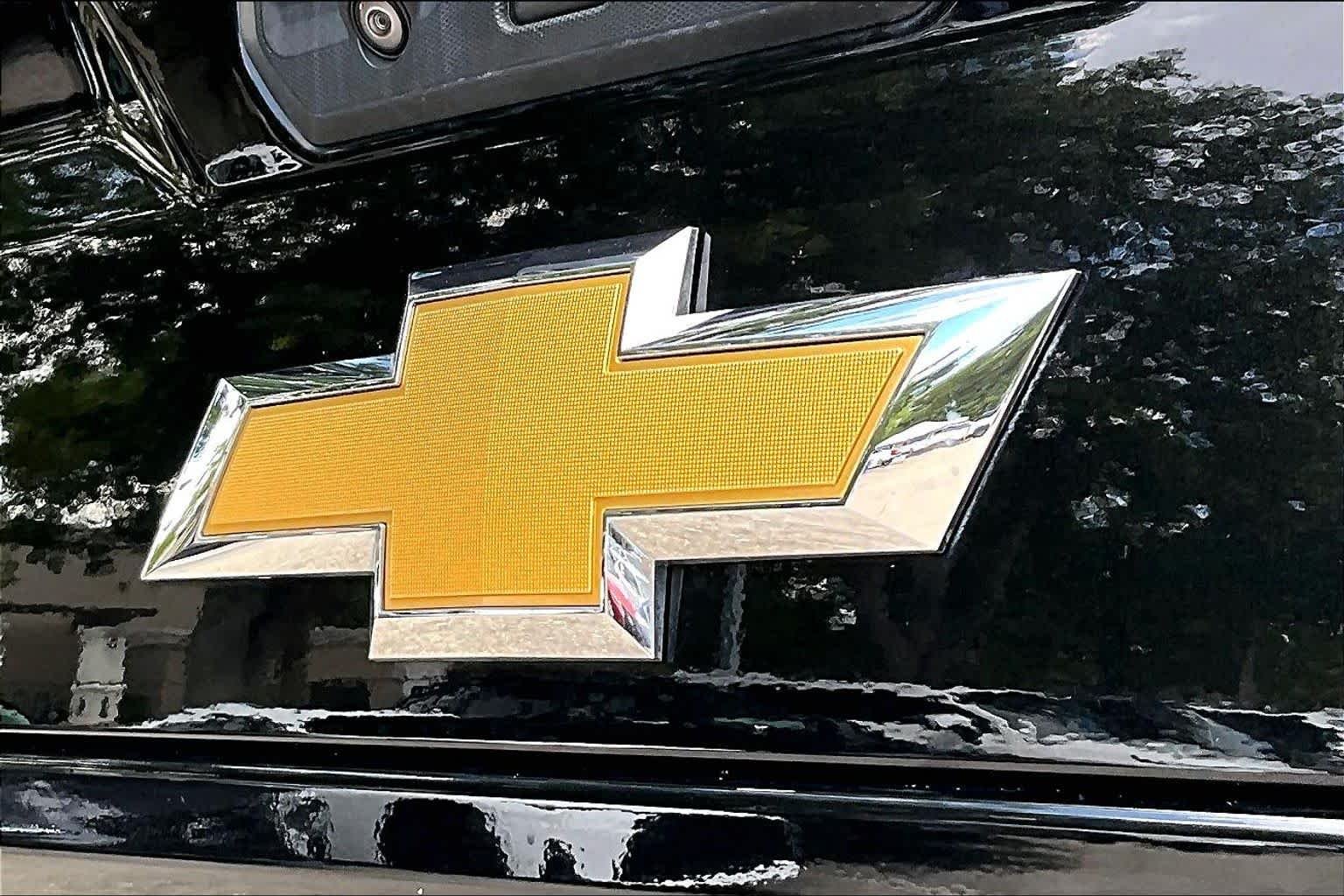 Used 2022 Mosaic Black Metallic Chevrolet High Country image 31