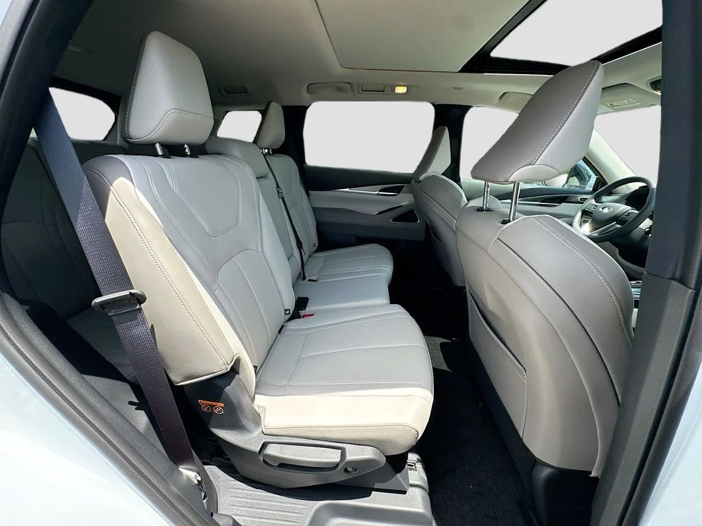 New 2027 RADIANT WHITE INFINITI Luxe FWD image 30